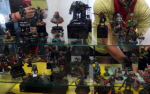 OctoGônes 11, une partie de la vitrine du concours de figurines au pôle figurines.