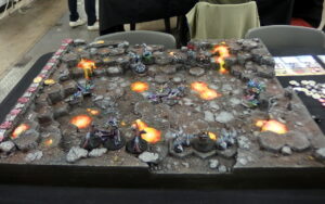 OctoGônes 11, une table de jeu au pôle figurines.