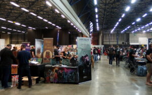 OctoGônes 11, une allée entre exposants et joueurs au pôle jeux de rôles.