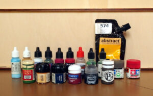 Des pots de peinture de différentes marques : Prince August, Games Workshop, Scale 75, Reaper, Tamiya, Privateer Press, Sennelier